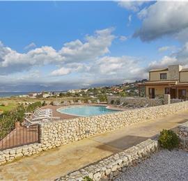 2 bedroom seaside apartments with shared pool, sleeps 4-5